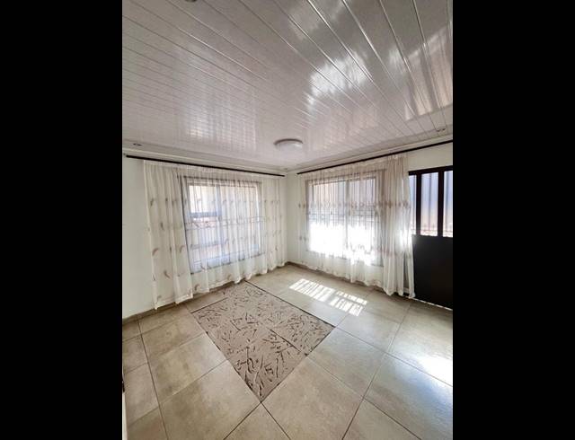 5 BEDROOM HOUSE FOR SALE IN EIKENHOF